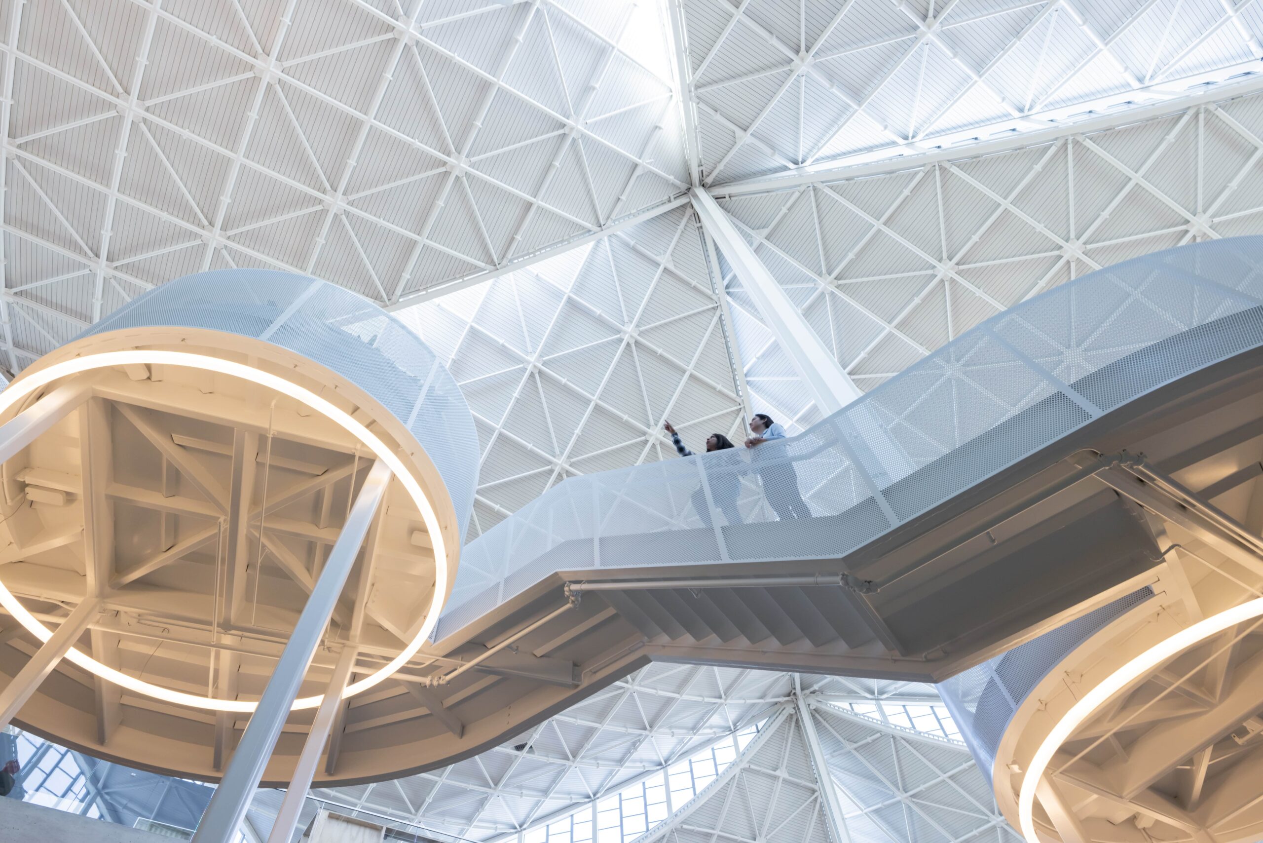 Weit gespannte Architektur auf dem Campus Google Bay View