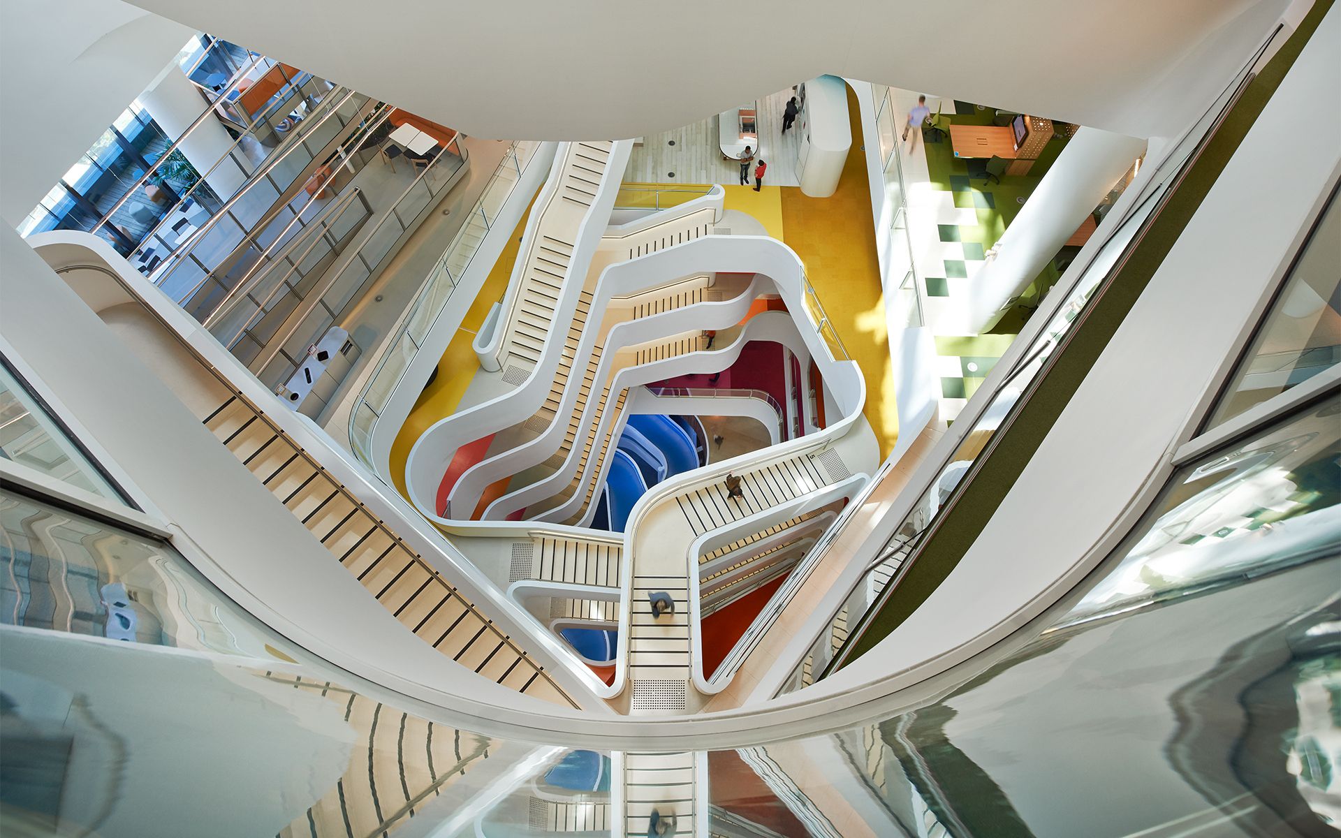 Treppen verbinden die Arbeitsbereiche im Medibank Place