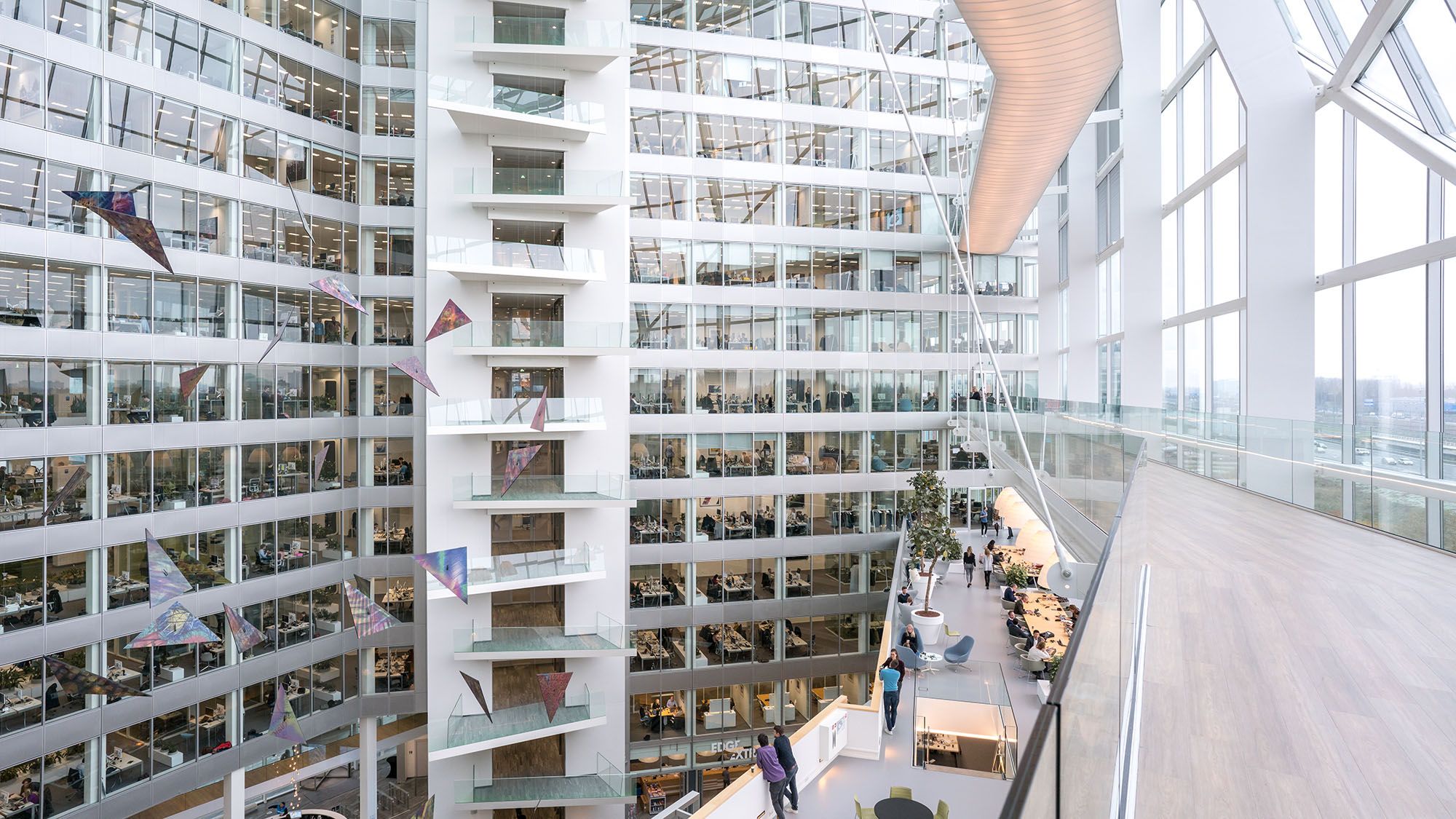 The Edge in Amsterdam: lichtdurchflutetes Glasatrium mit verbundenen Bürogeschossen